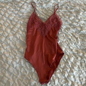 New with tags Zara bodysuit size small. Faded red with lace trim.